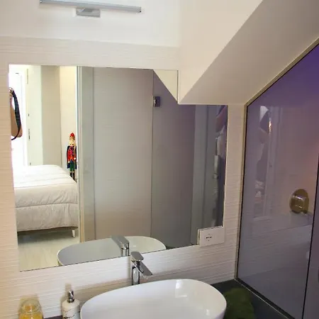 En Bedroom Blue Moon