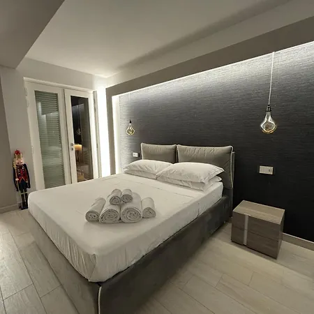 En Bedroom Blue Moon