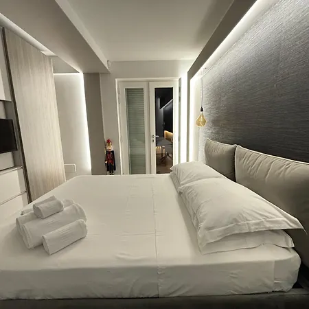 En Bedroom Blue Moon *