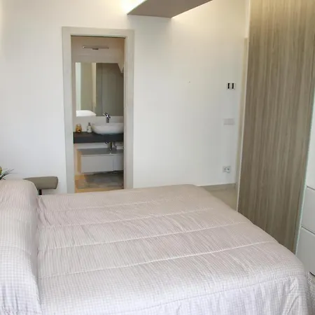En Bedroom Blue Moon * Piano di Sorrento