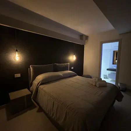En Bedroom Blue Moon