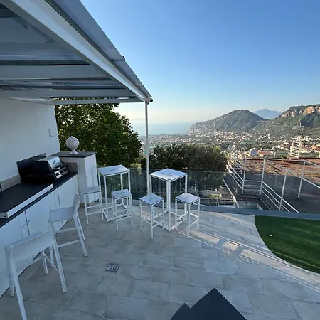 En Bedroom Blue Moon